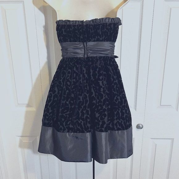 Betsey Johnson Strapless Fit and Flare Dress Size 0 - Picture 2 of 8